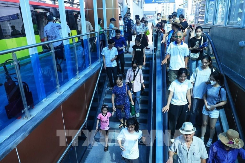 Жители приходят на станцию, чтобы воспользоваться линией городского надземного метро «Нон – Вокзал Ханоя». Фото: ВИА.