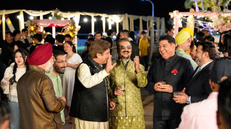 Фильм объединил участие многих актёров из Индии.