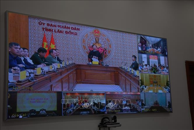 На видеосовещании участвовали пункты соединения в штаб-квартире Правительства, а также в провинциях Зялай, Кханьхоа, Даклак, Ламдонг, Тайнйнь и Военном округе 5. Фото: ВИА.