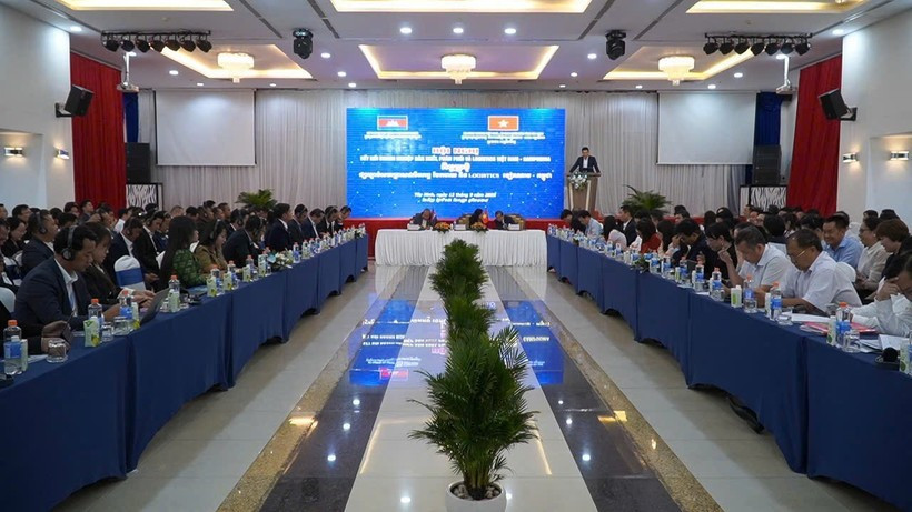 Конференция «Соединение производственных и логистических предприятий Вьетнама и Камбоджи» стала площадкой для обсуждения множества решений, направленных на устранение трудностей, с которыми сталкиваются компании двух стран. Фото: Vietnam+.