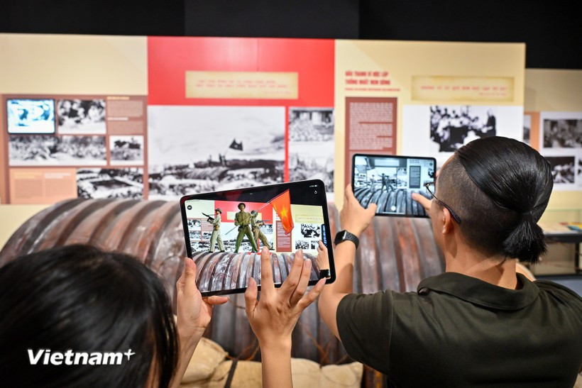 Посетители могут с лёгкостью погрузиться в исторические моменты народа благодаря технологии AR. (Фото: Vietnam+)