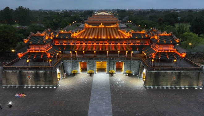 Комплекс памятников императорского города Хюэ сияет в ночи. Фото: ВИА.