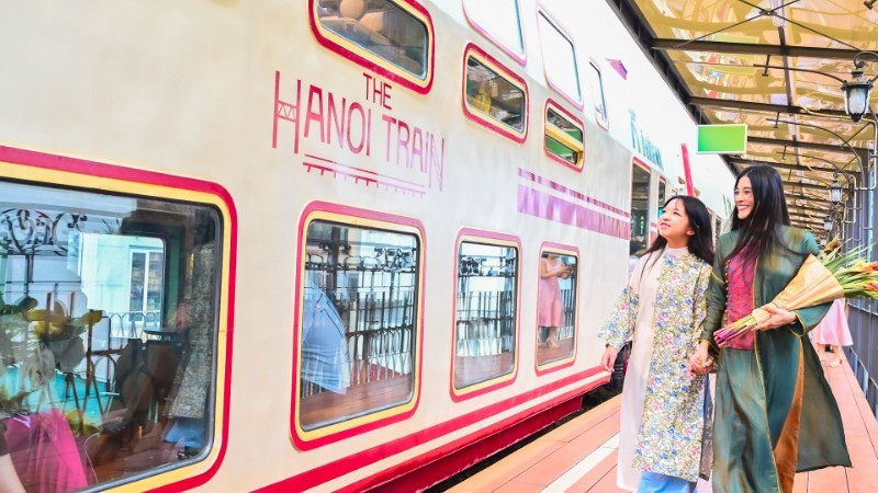 Туристы знакомятся с туристическим продуктом Ханоя — поездом «Пять ворот». Фото: nhandan.vn.