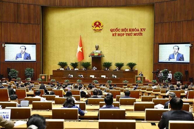 Министр сельского хозяйства и окружающей среды Чан Дык Тханг дал разъяснения и уточнил ряд вопросов, поднятых депутатами Национального собрания. Фото: ВИА.