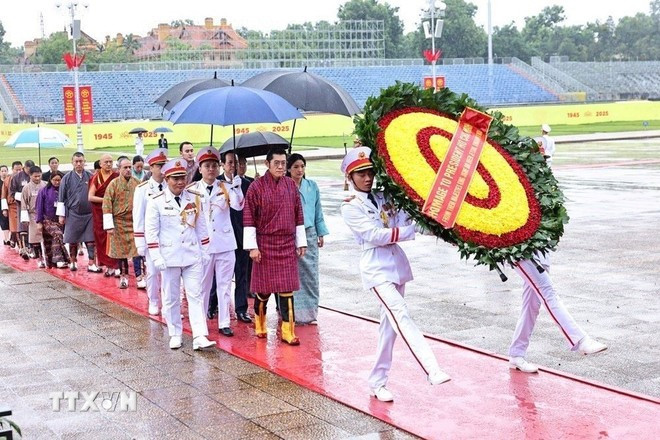 Король и королева Бутана посетили Мавзолей Президента Хо Ши Мина. Фото: ВИА.