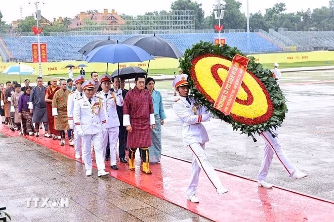 Король и королева Бутана посетили Мавзолей Президента Хо Ши Мина. Фото: ВИА.