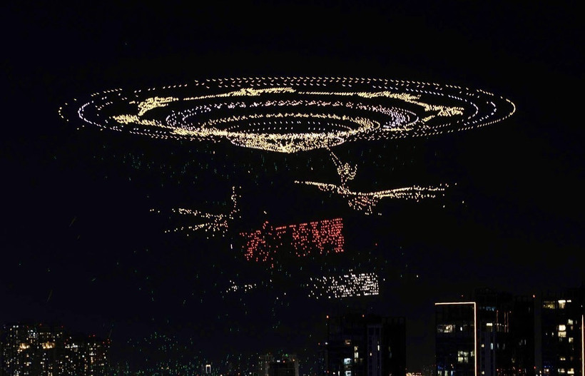 Дроны выстроились в изображения вьетнамского барабана, пары журавлей и надписи «Вьетнам – эпоха подъёма». фото: ВИА.