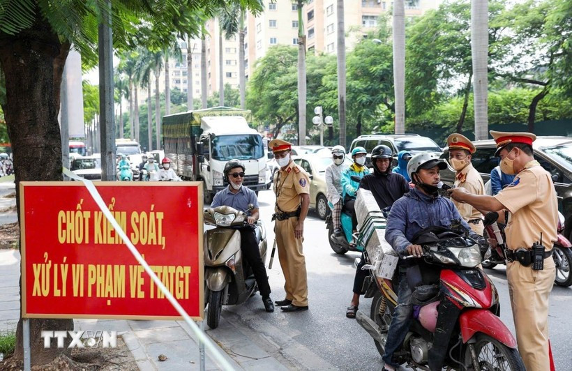 Сотрудники дорожной полиции проводят проверку уровня алкоголя у участников дорожного движения. Фото: ВИА.