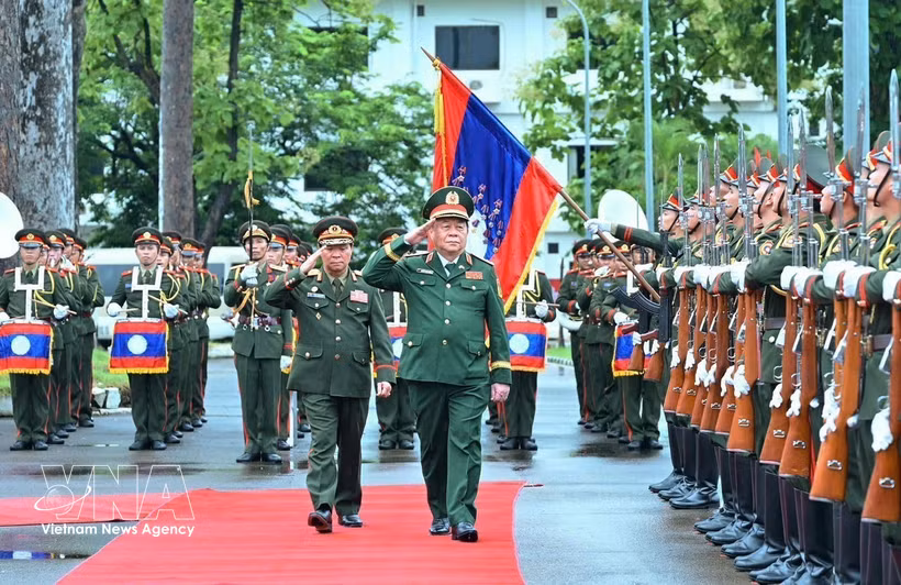 Генерал армии Нгуен Чонг Нгиа, член Политбюро, секретарь ЦК КПВ, член Постоянного комитета Центральной военной комиссии, начальник Главного политического управления Вьетнамской народной армии, обходит строй почётного караула во время официальной церемонии встречи. Фото: ВИА.