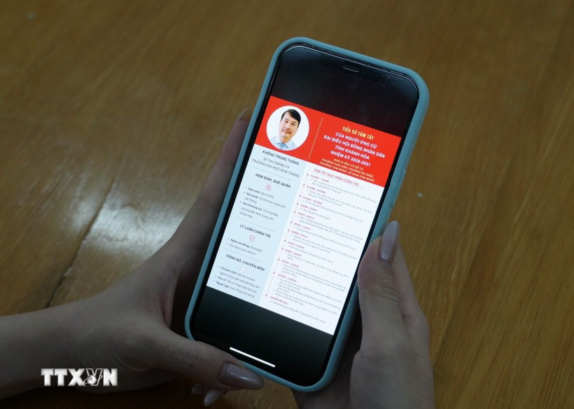 Информация о кандидатах в депутаты Народного совета провинции Кханьхоа на срок 2026–2031 годов размещена на цифровых информационных каналах, что помогает избирателям удобно следить и знакомиться с ней. Фото: ВИА.