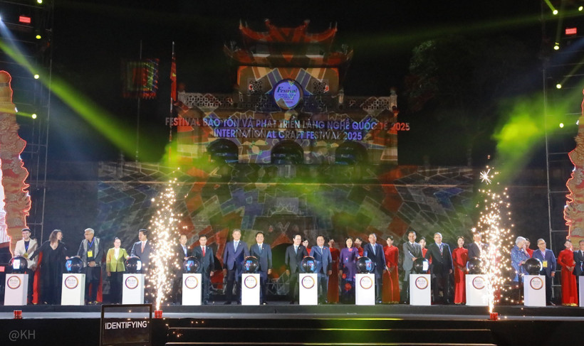 Делегаты нажимают кнопку, объявляя открытие Фестиваля сохранения и развития международных ремесленных деревень 2025 года. Фото: ВИА.