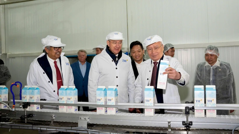 Председатель Совета директоров TH и губернатор Калужской области посетили производственную линию завода. (Фото: Vietnam+)