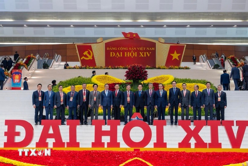 Посол Чинь Дык Хай (третий справа) вместе с делегатами XIV Всевьетнамского съезда Партии. Фото: ВИА.