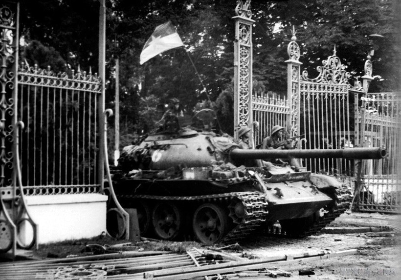 Весной 1975 года, под мудрым руководством Коммунистической партии Вьетнама, наши войска и народ одержали историческую победу, полностью освободили Южный Вьетнам, воссоединили страну и положили конец более чем 20-летней войне против американского империалистического захвата. Фото: ВИА.
