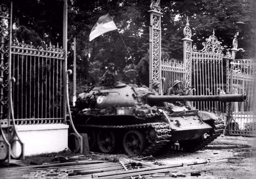 Весной 1975 года, под мудрым руководством Коммунистической партии Вьетнама, наши войска и народ одержали историческую победу, полностью освободили Южный Вьетнам, воссоединили страну и положили конец более чем 20-летней войне против американского империалистического захвата. Фото: ВИА.