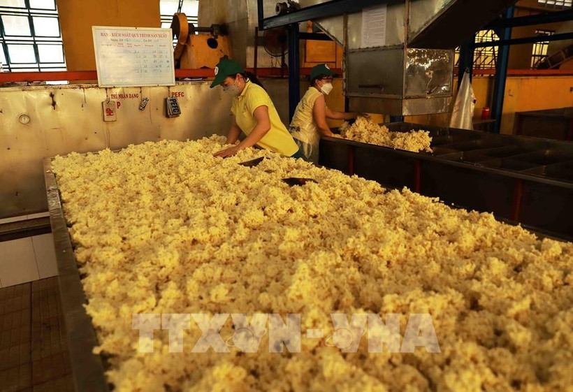 Переработка каучука на экспорт на заводе компании Phú Riềng. Фото: ВИА.