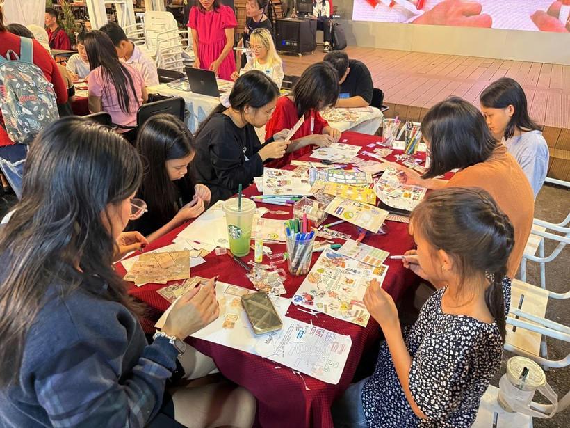 Молодёжь с интересом участвует в мероприятиях на улице книги Нгуен Ван Бинь. (Фото: ttbc-hcm.gov.vn)