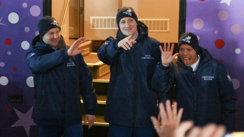 Члены основного экипажа космонавты Роскосмоса Сергей Микаев и Сергей Кудь-Сверчков и астронавт NASA Кристофер Уильямс перед запуском ракеты-носителя "Союз-2.1а" с пилотируемым кораблем "Союз МС-28" с космодрома Байконур. Фото: РИА Новости.