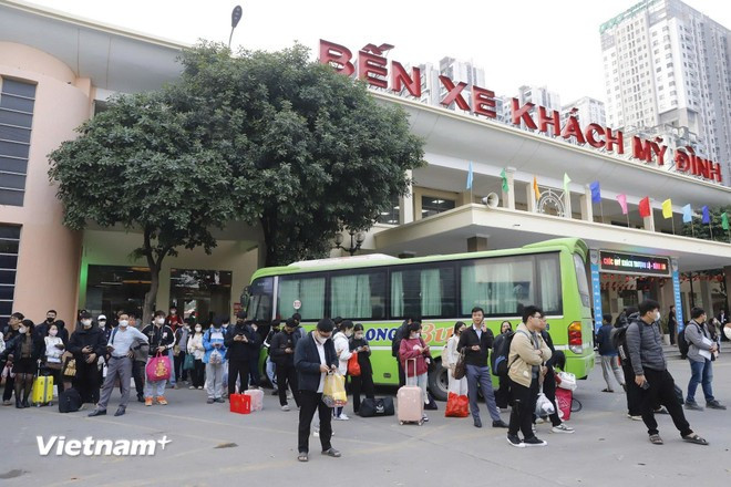 На автовокзале Мидинь также наблюдалось большое скопление пассажиров, отправляющихся на отдых по случаю Нового года по григорианскому календарю 2026. (Фото: Vietnam+)