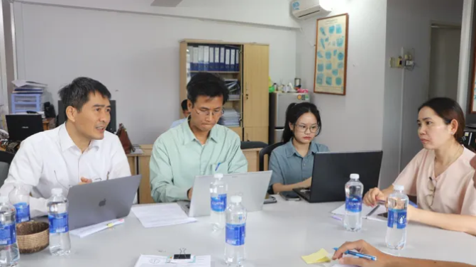 Нгуен Фонг Ня, заместитель директора Департамента телекоммуникаций, руководитель рабочей группы (крайний слева), проводит рабочую встречу с профильными подразделениями Города Хошимин в рыбном порту Катло, квартал Фыоктханг. Фото: sggp.org.vn.