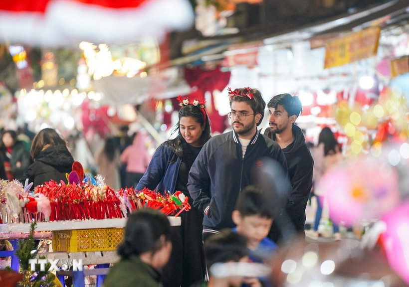 В сезон Рождества Ханой привлекает большое количество туристов, приезжающих на экскурсии и за покупками. Фото: ВИА.