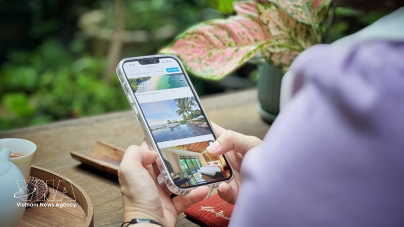 Имея лишь смартфон, путешественники могут искать и бронировать различные туристические услуги для своей поездки. (Фото: ВИА)