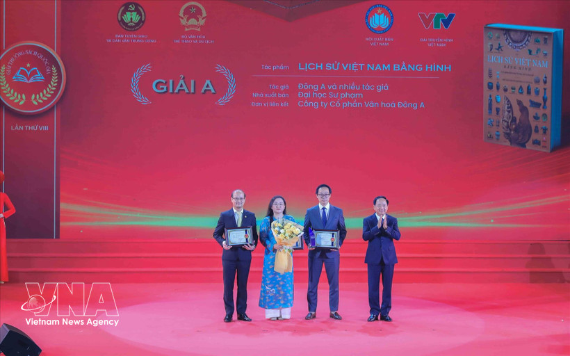 Заведующий Отделом ЦК КПВ по пропаганде, политическому воспитанию и работе с народными массами Чинь Ван Кует вручает премию А авторам и авторским коллективам — лауреатам премии. Фото: ВИА.