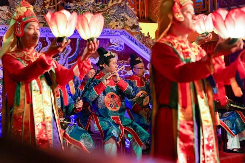 Изысканные тексты, утонченные мелодии и торжественная манера исполнения передавали как священную строгость придворных церемоний, так и величие императорского двора. Фото: ВИА.