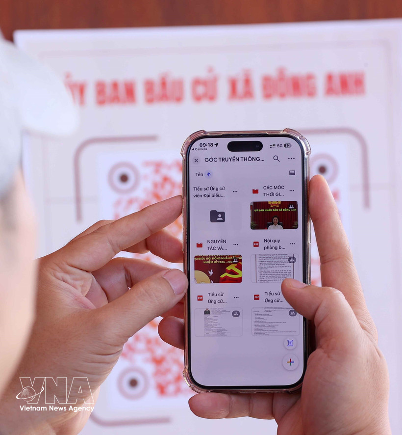 Избиратели сканируют QR-код с помощью смартфона, чтобы быстро проверить информацию, связанную с избирательными правами. Фото: ВИА.