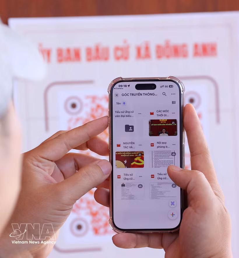 Избиратели сканируют QR-код с помощью смартфона, чтобы быстро проверить информацию, связанную с избирательными правами. Фото: ВИА.