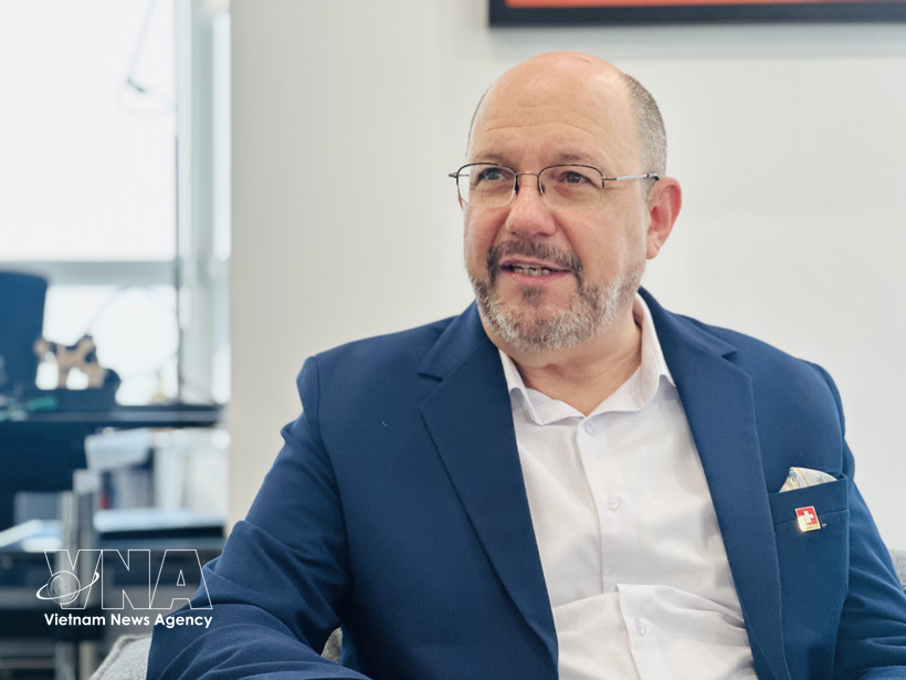 Посол Швейцарии во Вьетнаме Томас Гасс отвечает на вопросы корреспондента Вьетнамского Информационного Агентства. Фото: ВИА.