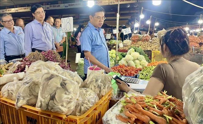 Заместитель председателя Народного комитета города Хошимин обсудил с торговцами вопросы обеспечения поставок и цен на оптовом рынке сельскохозяйственной и продовольственной продукции Хокмон. Фото: ВИА.