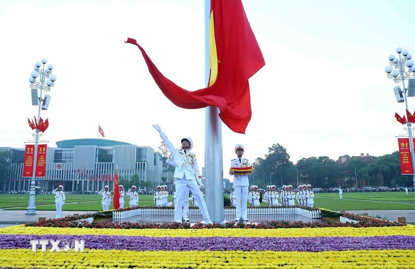 Церемония подъёма флага на площади Ба Динь. (Фото: ВИА)