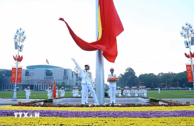 Церемония подъёма флага на площади Ба Динь. (Фото: ВИА)