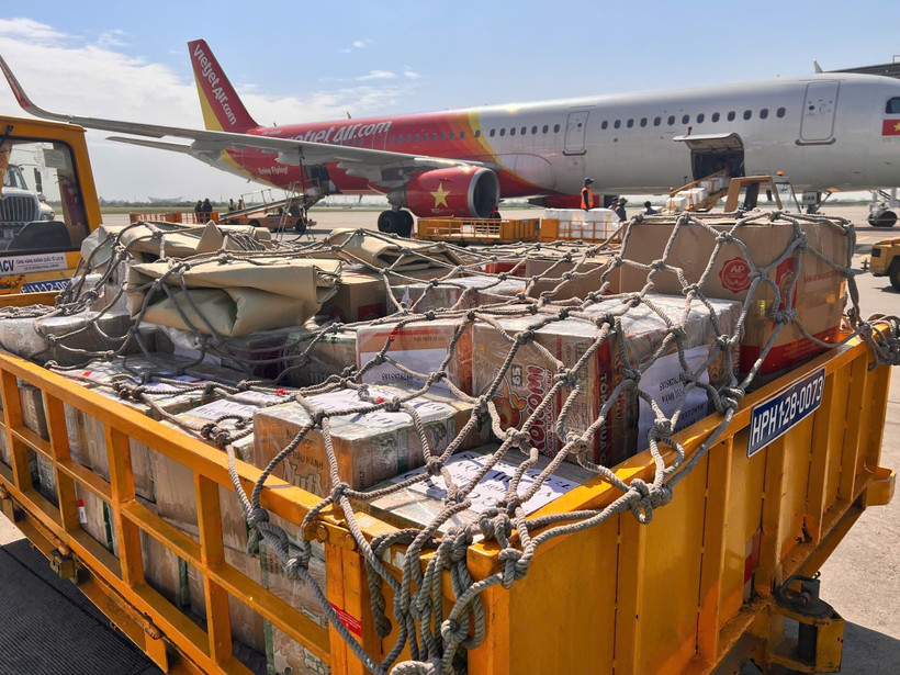 Гуманитарные грузы для пострадавших от наводнений на специализированных автомобилях аэропорта Катби. Фото: ВИА.