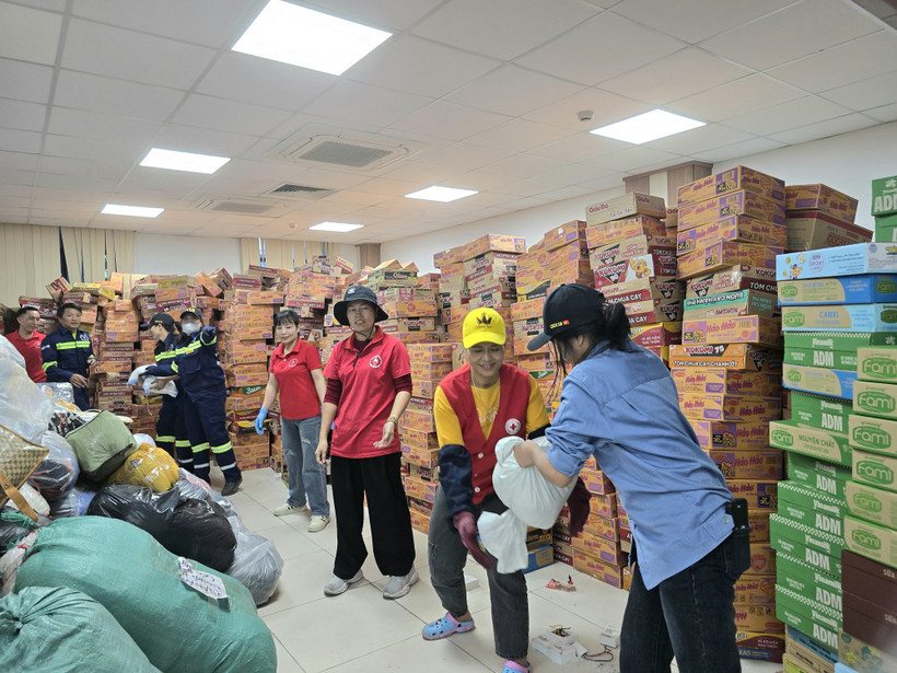 Многие силы участвуют в добровольной погрузке и разгрузке товаров. Фото: ВИА.