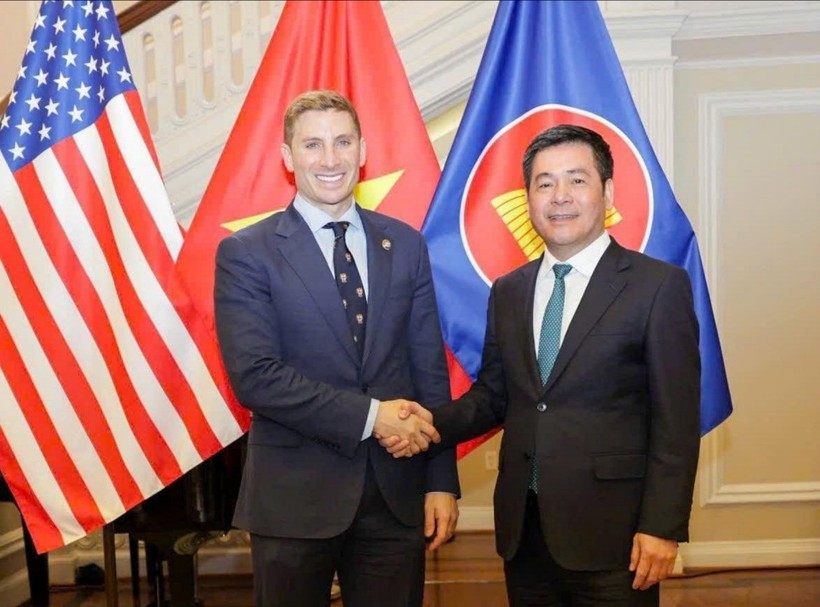 Министр промышленности и торговли Нгуен Хонг Зиен провёл рабочую встречу с заместителем государственного секретаря США Джейкобом Хелбергом. Фото: Vietnam+.