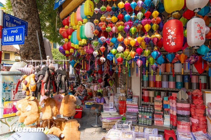 Улица Хангма в Ханое сияет яркими красками благодаря украшенным торговым лавкам. Фото: ВИА.