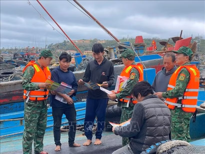 Пограничные войска совместно с морской полицией проводят разъяснительную работу по вопросам ННН в порту острова Бачлонгви. Фото: ВИА.