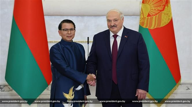 Чрезвычайный и Полномочный Посол Социалистической Республики Вьетнам в Беларуси Нгуен Ван Чунг и Президент Беларуси Александр Лукашенко. Фото: ВИА предоставило.