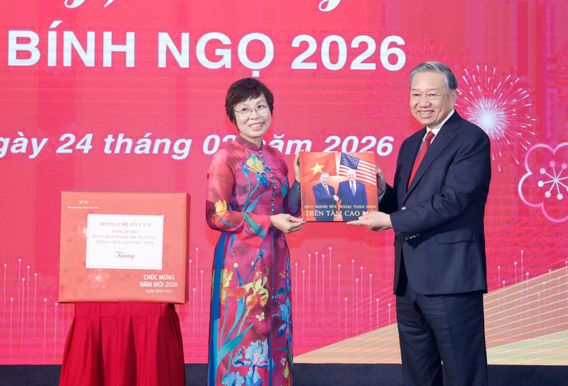 Генеральный директор ВИА Ву Вьет Чанг вручила Генеральному секретарю То Ламу фотоальбом, подготовленный журналистами Фоторедакции. Фото: ВИА.