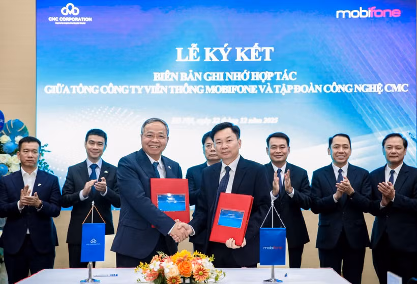 Церемония подписания Соглашения о стратегическом сотрудничестве MobiFone–CMC. Фото: baotintuc.vn.