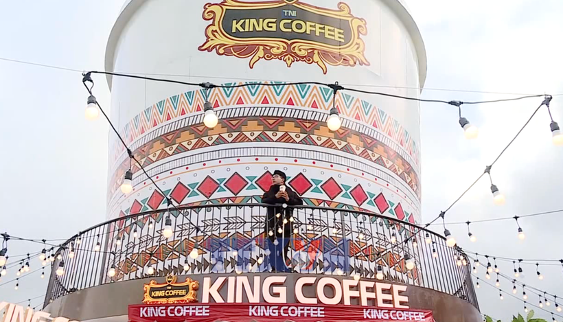 Чек-ин у гигантской чашки кофе, впервые появившейся во Вьетнаме. Фото: ВИА.