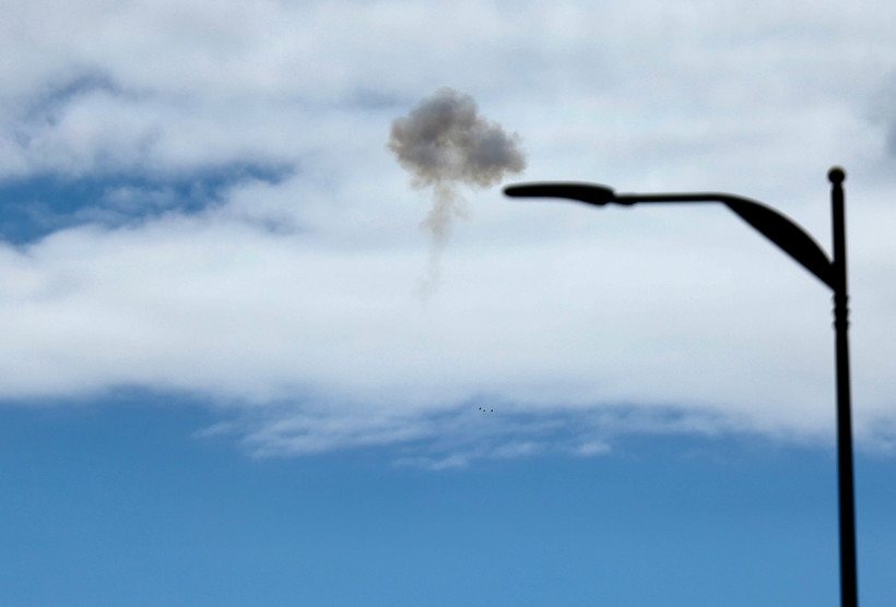 Дым в небе над районом Иерусалима, Израиль, 28 февраля 2026 года. Фото: Синьхуа/ВИА.