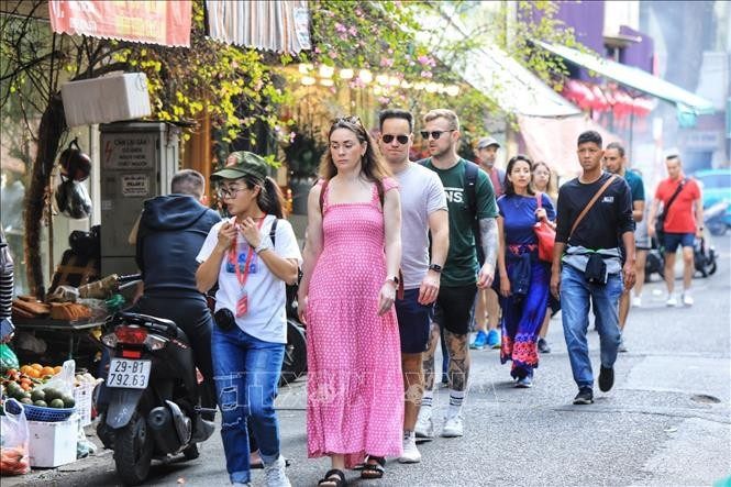 Иностранные туристы посещают квартал Старого города Ханоя. Фото: ВИА.