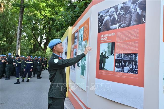 Сотрудники и военнослужащие, задействованные в параде и шествии по случаю 80-летия Августовской революции и Дня национального праздника 2 сентября, посетили Мемориальный комплекс Президента Хо Ши Мина. Фото: ВИА.