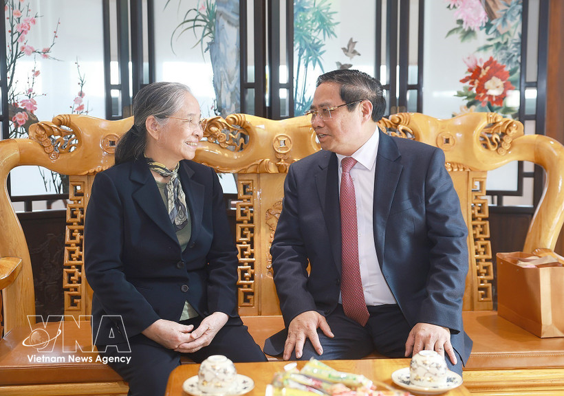 Премьер-министр Фам Минь Тьинь посетил и поздравил с Тэт семью покойного Генерального секретаря Нгуен Фу Чонга. Фото: ВИА.