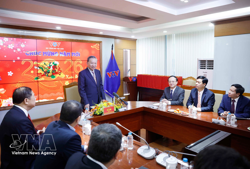 Генеральный секретарь То Лам посетил и поздравил с Тэт сотрудников, журналистов, редакторов, технических специалистов и работников Голоса Вьетнама. Фото: ВИА.