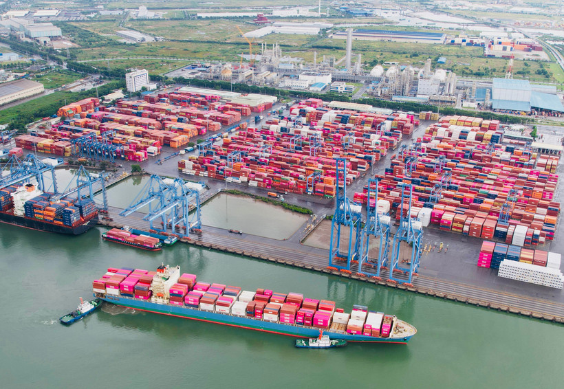 Контейнерное судно пришвартовалось в порту TCIT, входящем в портовый комплекс Каймеп (квартал Танфыок, город Хошимин), для проведения грузовых операций. Фото: sggp.org.vn.