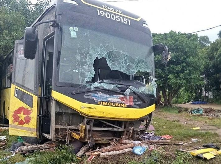 Авария спального автобуса в провинции Хатинь: 10 погибших, 15 раненых. (Фото: ВИА)